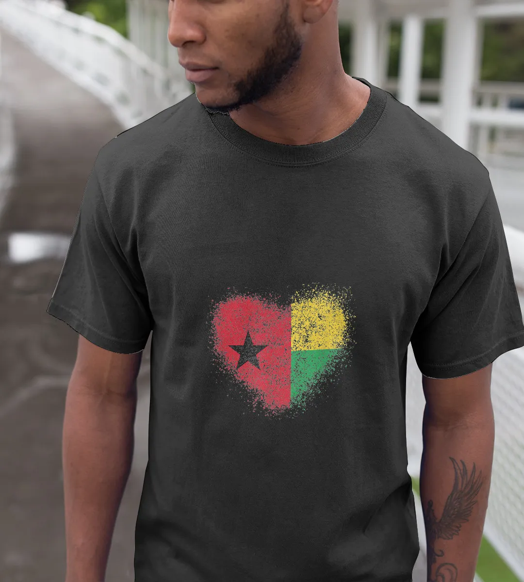 1sttheworld T-Shirt - Heart Guinea Bissau T-Shirt Black A35