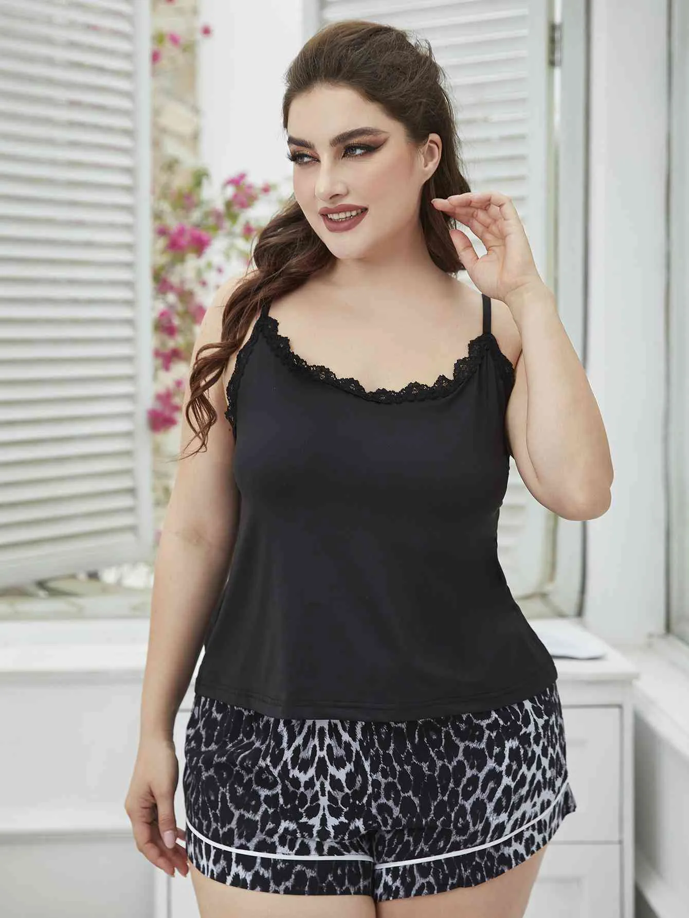 Plus-Size-Pyjama-Set mit Spitzenbesatz, U-Ausschnitt und bedruckten Shorts