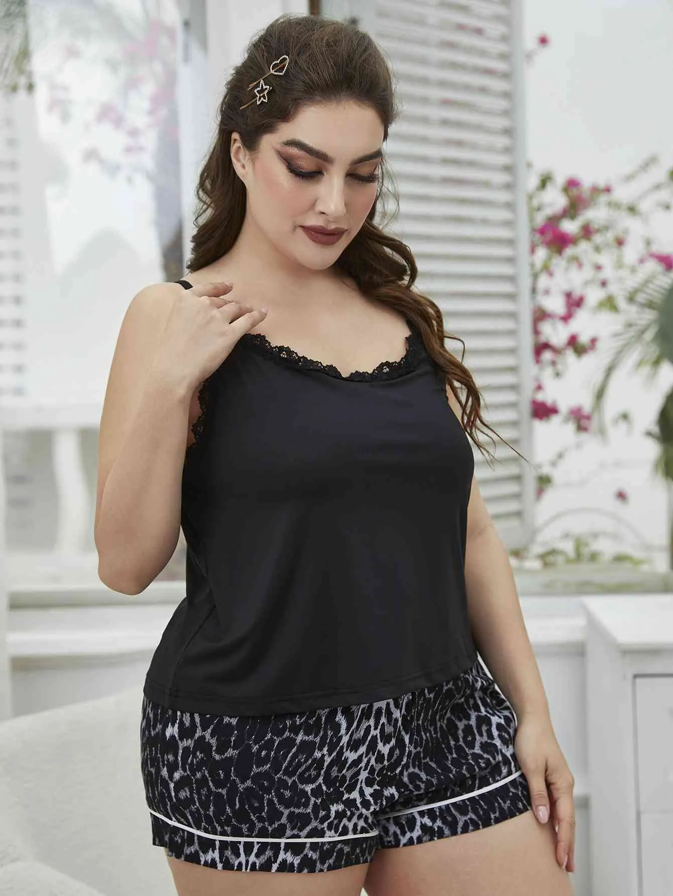 Plus-Size-Pyjama-Set mit Spitzenbesatz, U-Ausschnitt und bedruckten Shorts