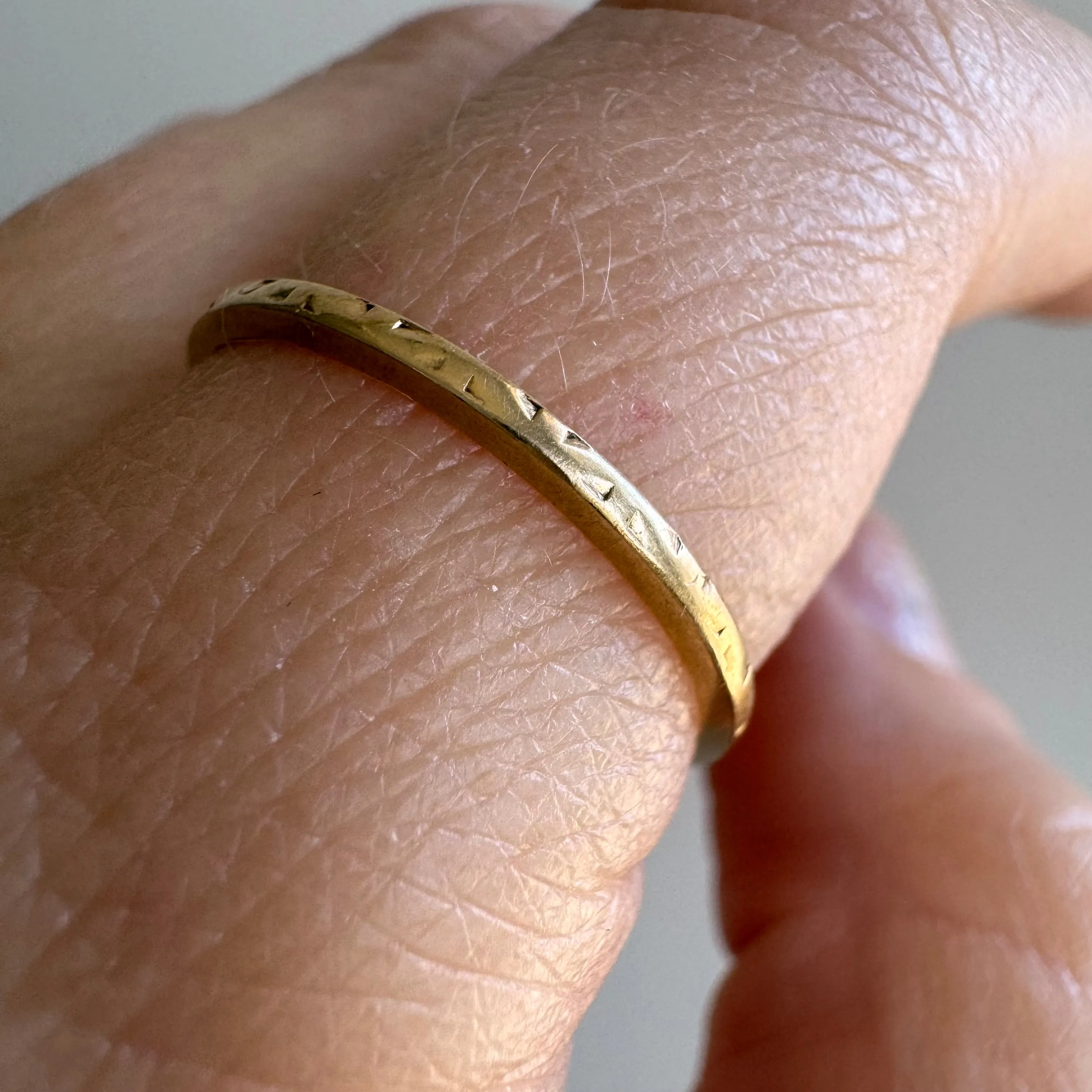 V I N T A G E // fading patterns / 14k yellow gold skinny pipe cut patterned band / size 7.75